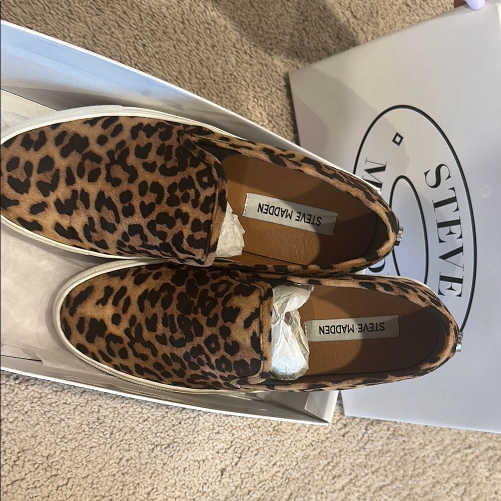 Steve Madden Leopard Print Women's loafer. Slip on. Shoes size 9